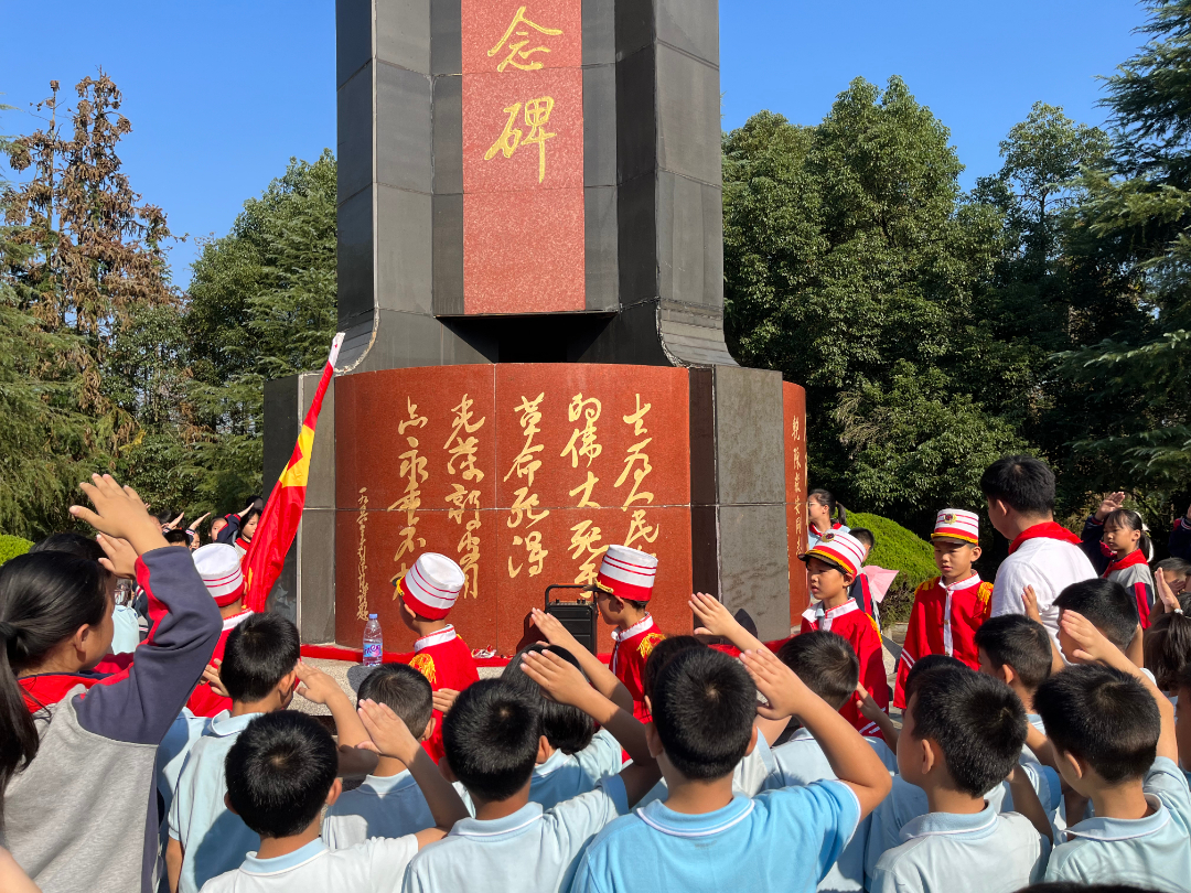 星星火炬下，争做好队员——知源学校小学部隆重举行少先队入队仪式