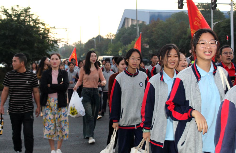 志存高“远”  始于“足”下——知源学校七年级开展励志远足活动