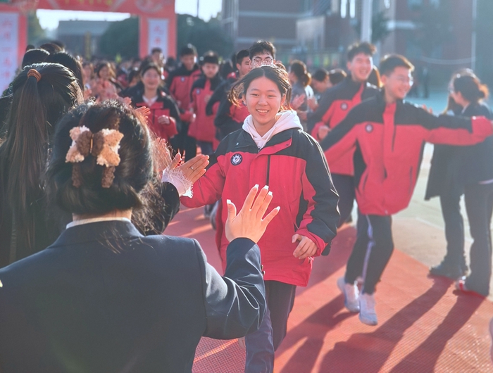 今日明誓 相望云端——知源学校初中部隆重举行百日誓师活动