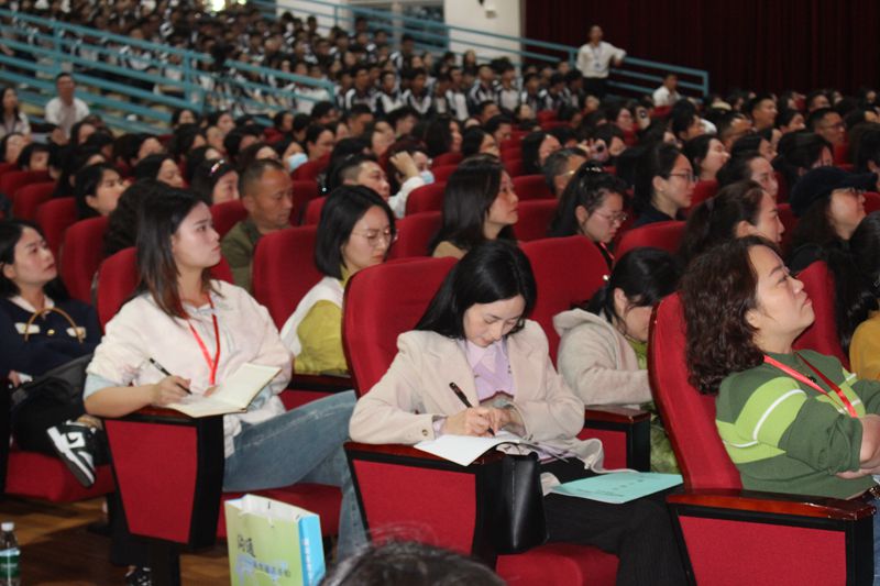 名家进校园，“网红教授”杨雨来知源学校讲学