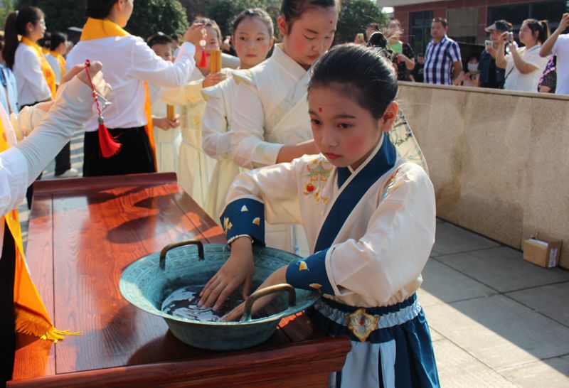 祭孔大典传承千年之“礼”——知源学校四年级成长礼暨孔子诞辰2575年纪念庆典