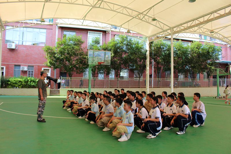 知源学校开展不一样的开学第一课——国防教育进校园  “强国有我”记心间