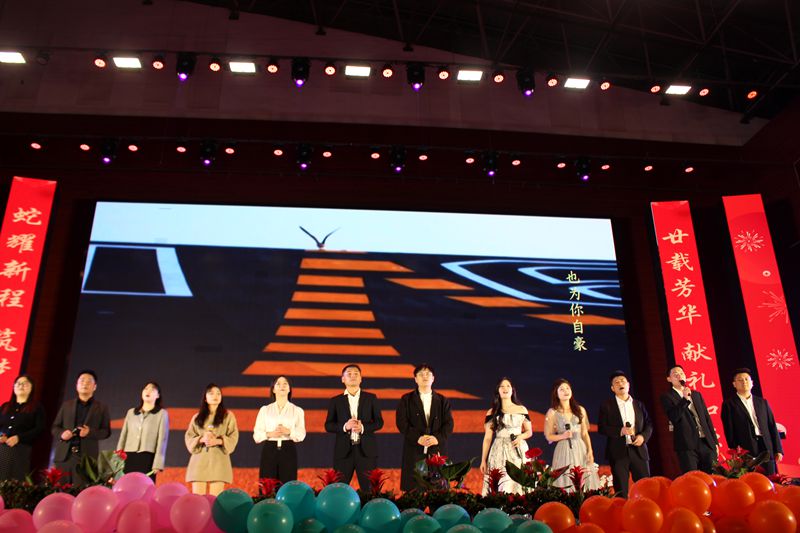 廿载芳华, 蛇耀新程——知源学校2025年元旦文艺汇演圆满落幕