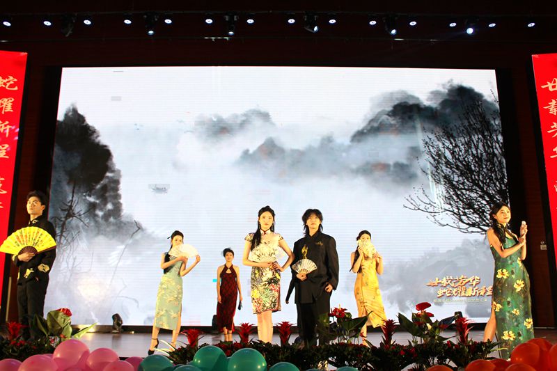廿载芳华, 蛇耀新程——知源学校2025年元旦文艺汇演圆满落幕