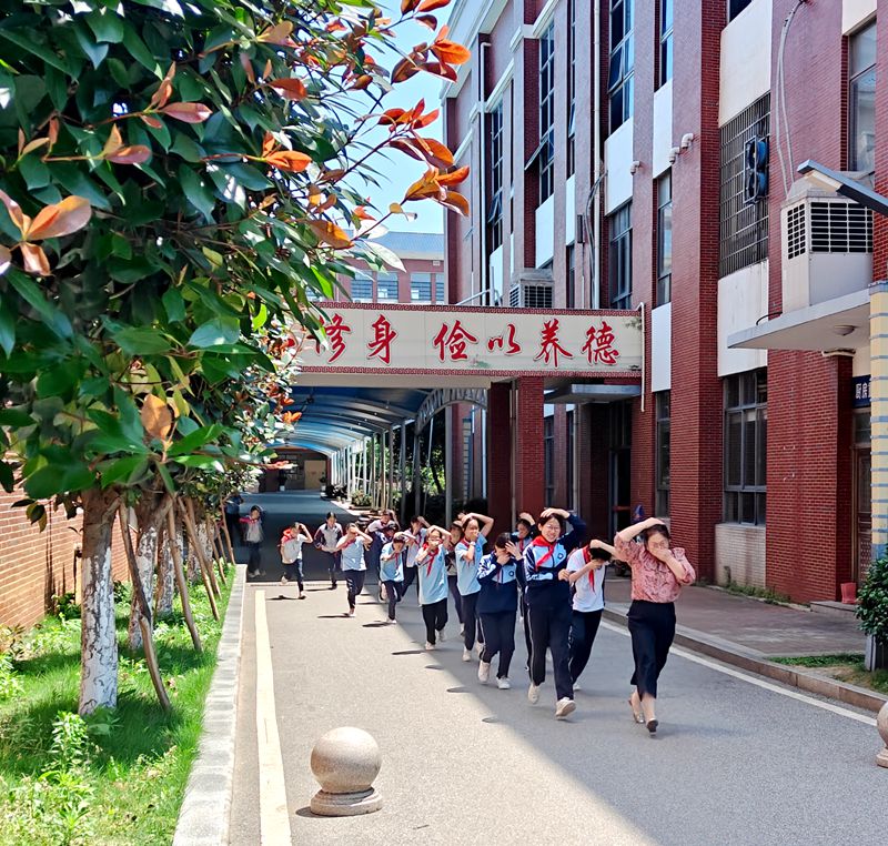 以演促防，以学筑安 ——知源学校开展防灾减灾安全教育周系列活动