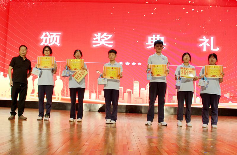 铭记百年路 奋进新征程 ——知源学校初中部第四届党史知识抢答赛精彩举行