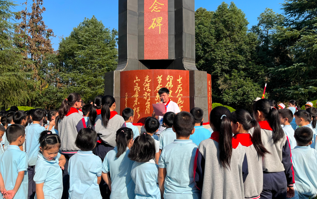 星星火炬下，争做好队员——知源学校小学部隆重举行少先队入队仪式