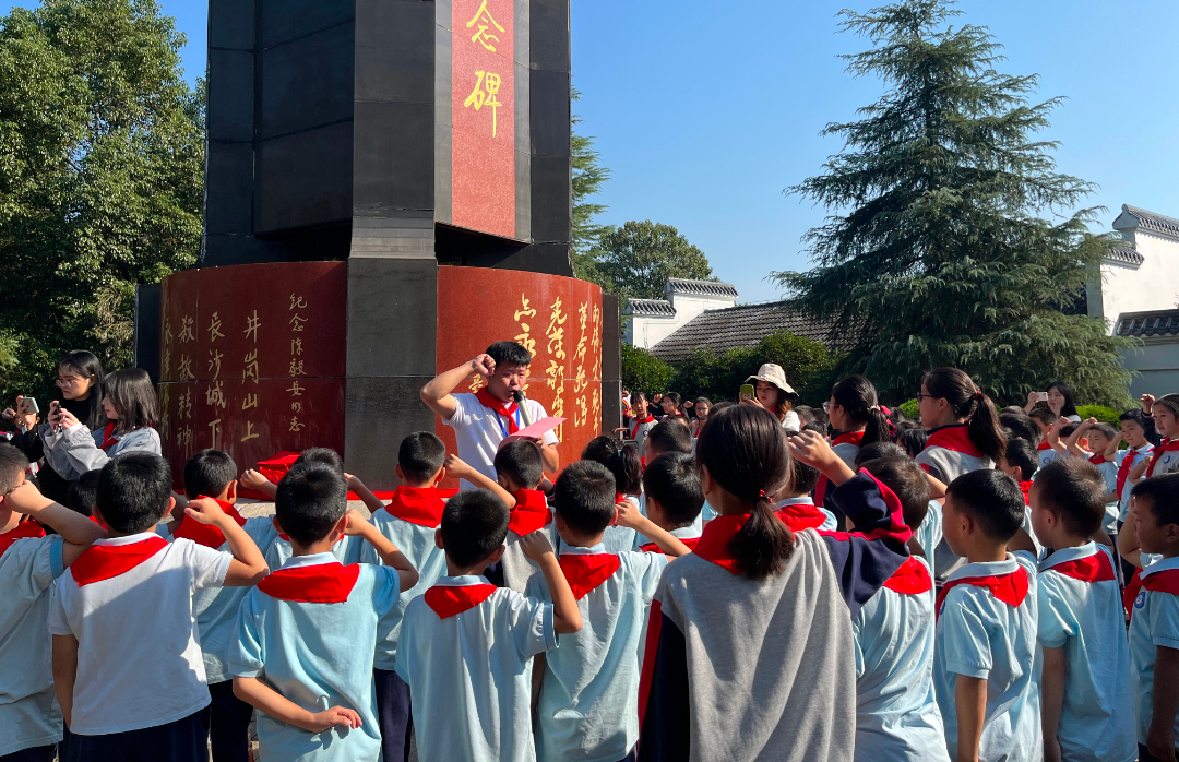 星星火炬下，争做好队员——知源学校小学部隆重举行少先队入队仪式